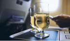 В самолете стоит отказаться от алкоголя, особенно если собираетесь спать